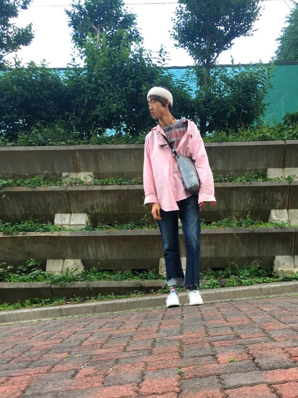 「おさがり、カットオフデニム、レザースニーカー、白スニーカー、ヘアバンド、ピンバッジ」｜「POLO RALPH LAURENのおさがり（シャツ/ブラウス、ピンク系）」を使った、Ringringさん（メンズ・172cm）の春コーディネートの1枚目の写真