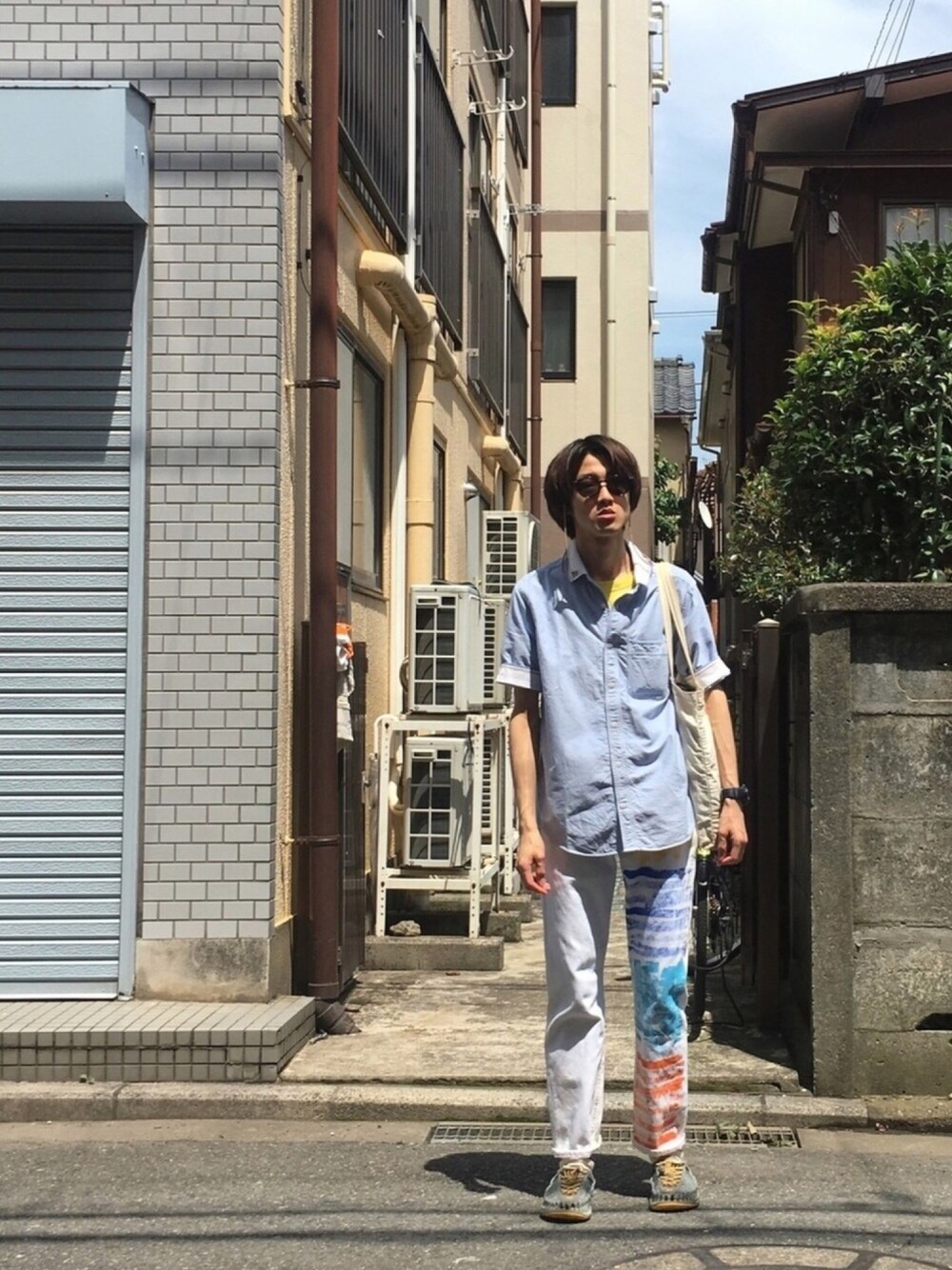 「501、白パンツ、ペイント、サングラス、エシカルファッション、古着MIX、UNEEK、グラスコード、半袖シャツ」｜「SUPER dot MARKETの古着501×ペインティング（デニムパンツ、ホワイト系）」を使った、Ringringさん（メンズ・172cm）の夏コーディネートの1枚目の写真