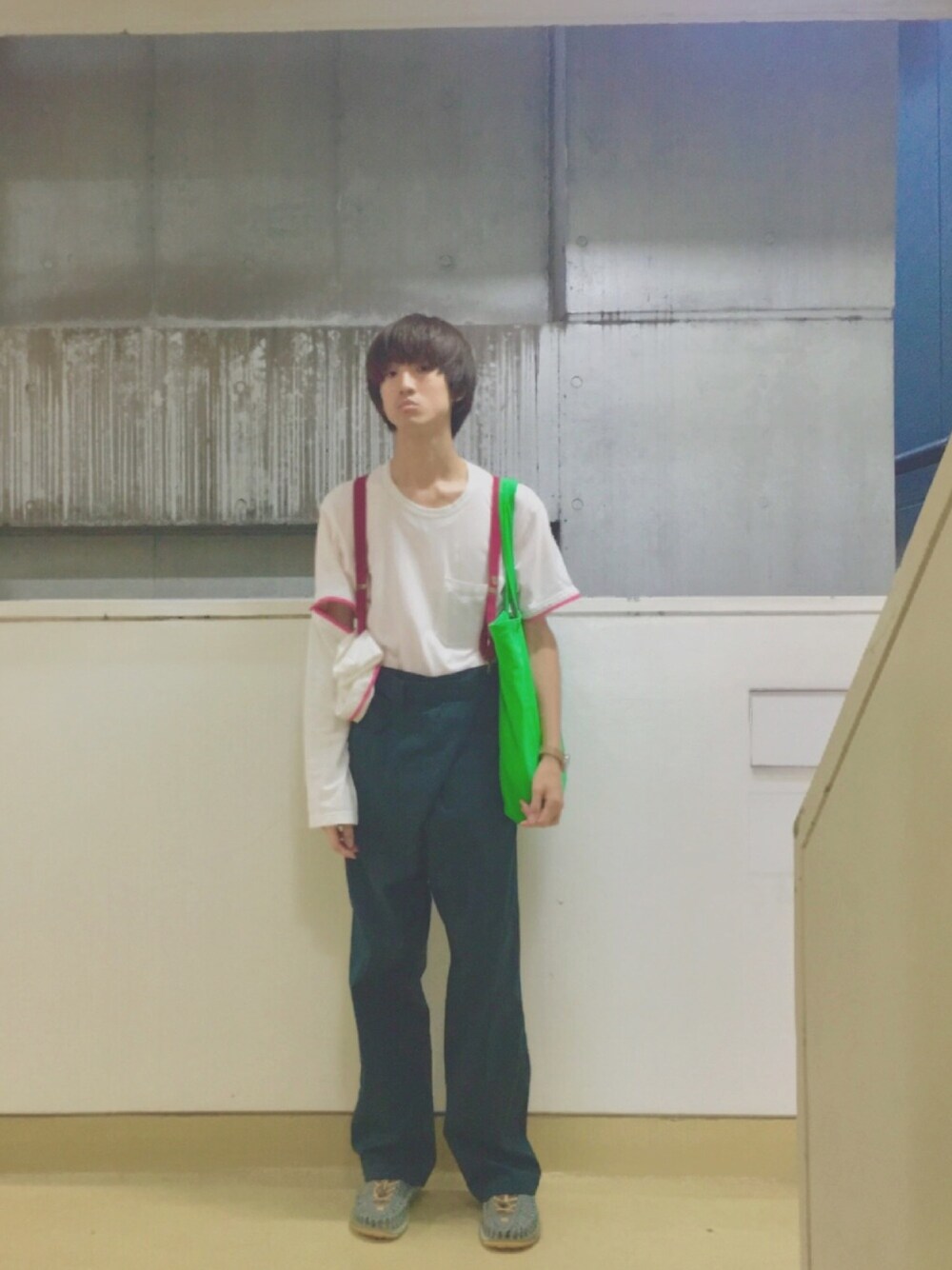 ホワイト系のTシャツ/カットソー、グリーン系のパンツ、グレー系のサンダルを着用したメンズの夏コーディネートの1枚目の写真