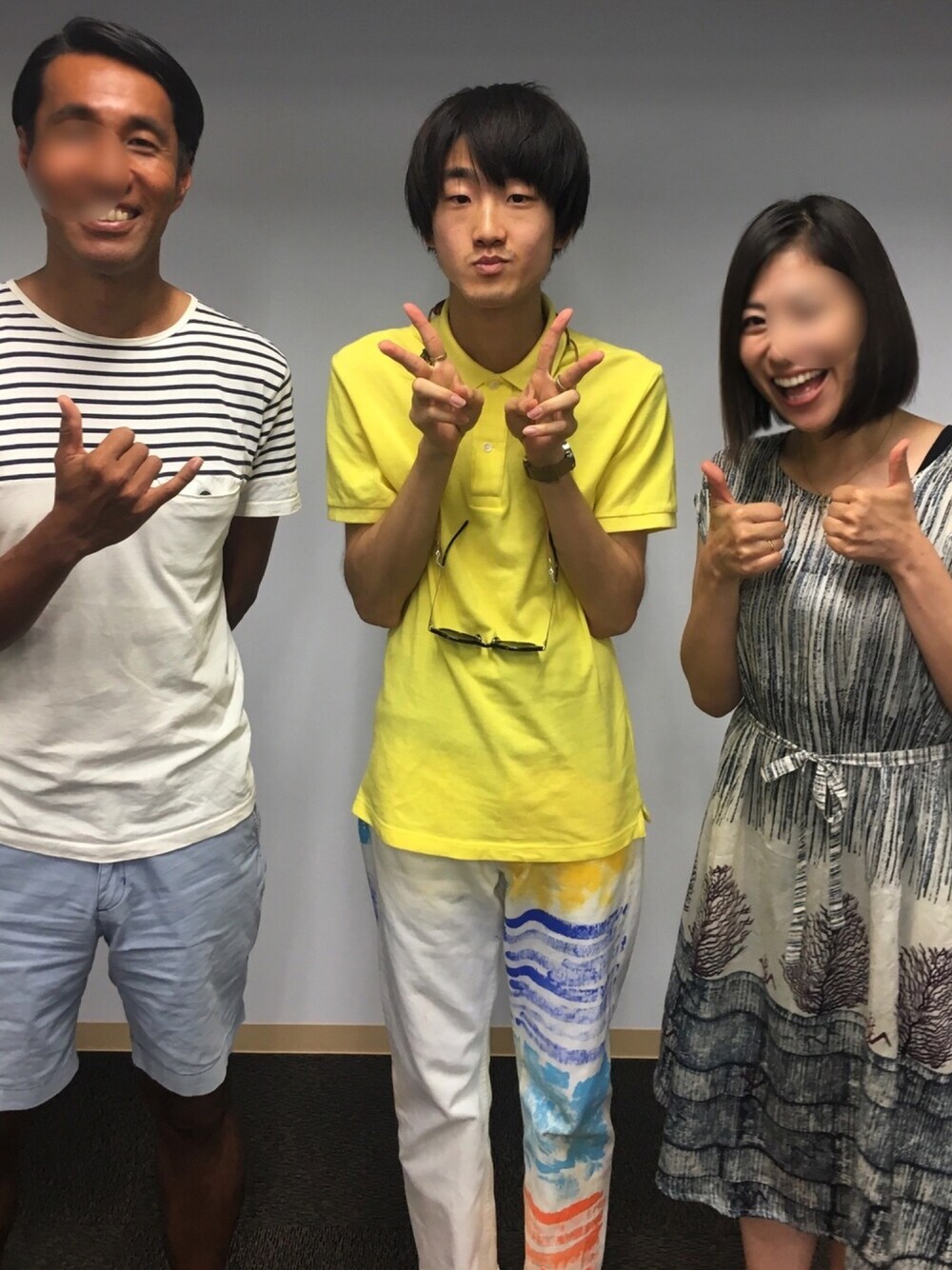 イエロー系のポロシャツ、ホワイト系のデニムパンツ、ブルー系のファッション雑貨を着用したメンズの夏コーディネートの1枚目の写真