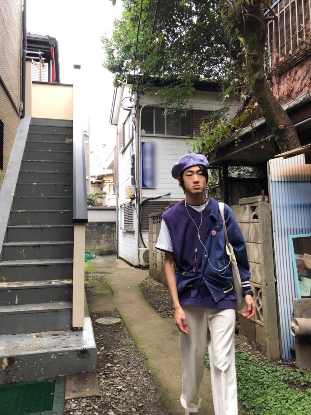 「ベレー帽、ベスト、紫、白パンツ、スウエット、ゆるコーデ、ビッグシルエット、ワイドパンツ、コーチジャケット」｜「KANGOLの『GLITTER(グリッター)12月号掲載』『ViVi(ヴィヴィ)12月号掲載』【KANGOL】SMU Wool Monty / 【カンゴール】エスエムユー 日本企画 ウール モンティ（ハンチング/ベレー帽、パープル系）」を使った、Ringringさん（メンズ・172cm）の秋コーディネートの1枚目の写真