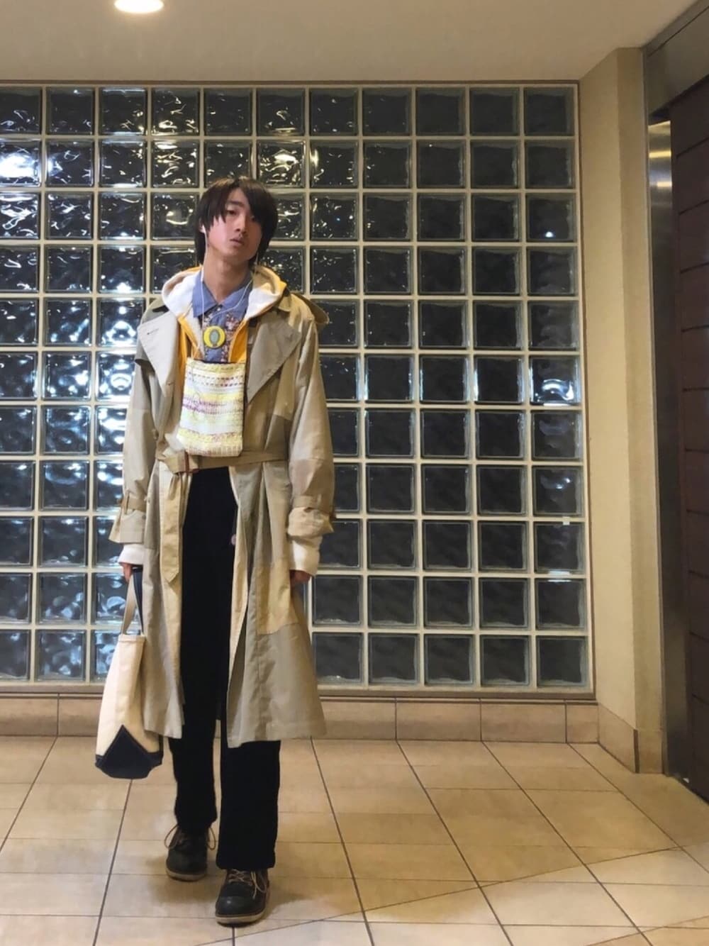 「トレンチコート、パーカー、サコッシュ、コーデュロイパンツ、缶バッジ、ブーツ、キャンバストート、萌え袖、burberry」｜「Children of the discordanceのB'2ndにて（トレンチコート、ベージュ系）」を使った、Ringringさん（メンズ・172cm）の冬コーディネートの1枚目の写真