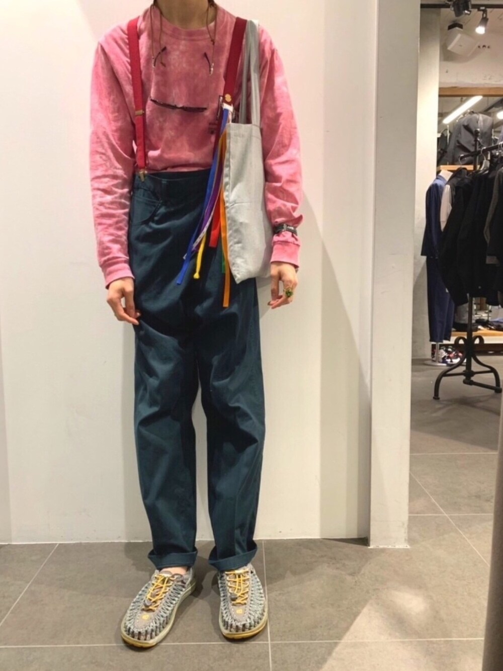 ピンク系のTシャツ/カットソー、グリーン系のパンツ、グレー系のサンダルを着用したメンズの春コーディネートの1枚目の写真