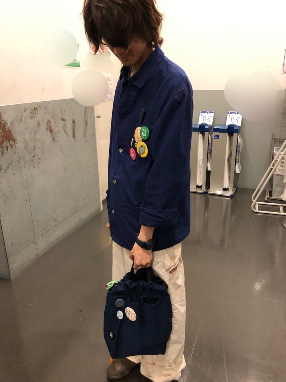ブルー系のカバーオール、ホワイト系のその他パンツ、ブルー系のファッション雑貨を着用したメンズの夏コーディネートの1枚目の写真