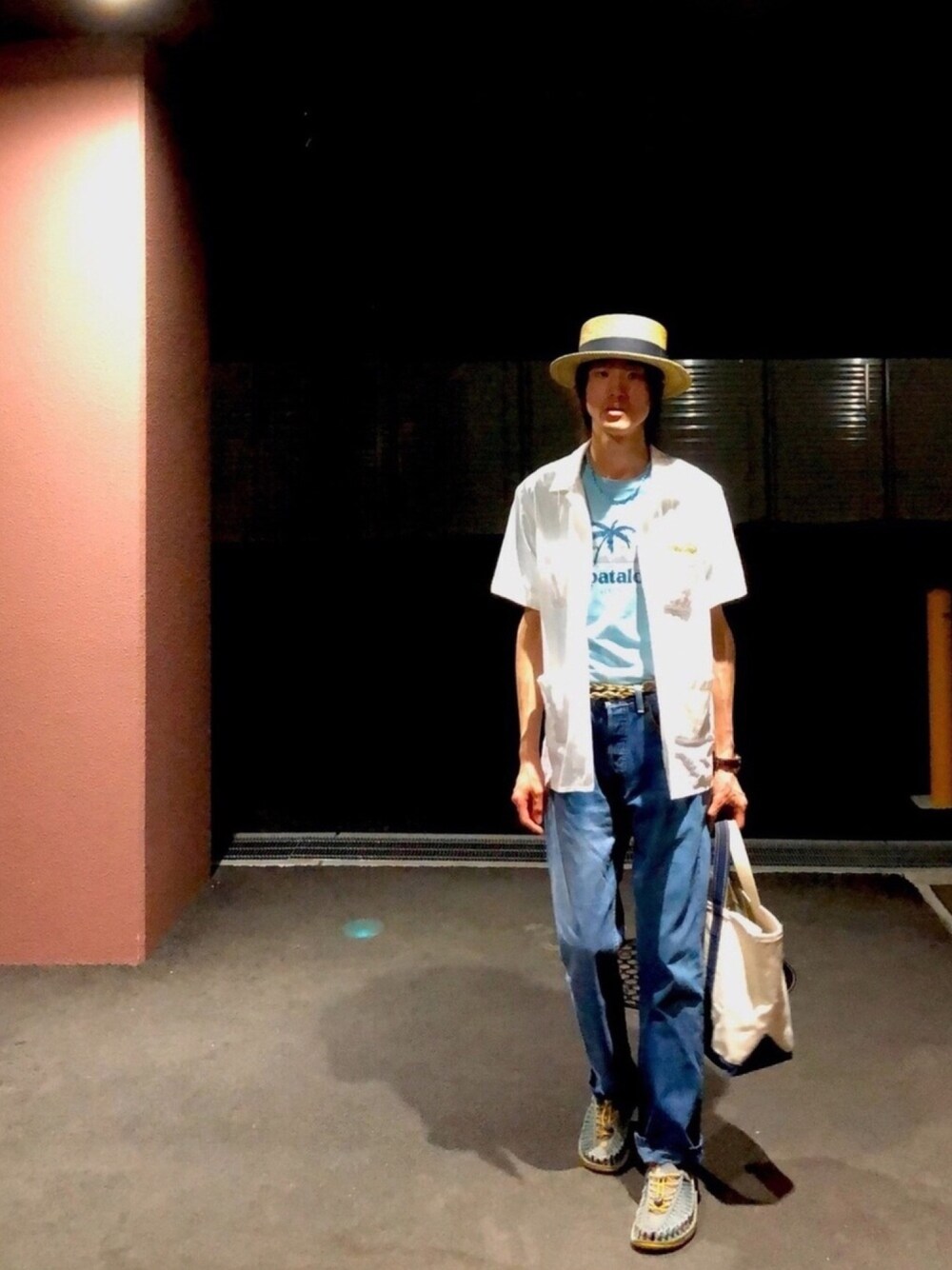 ホワイト系のシャツ/ブラウス、ブルー系のTシャツ/カットソー、ブルー系のデニムパンツを着用したメンズの夏コーディネートの1枚目の写真