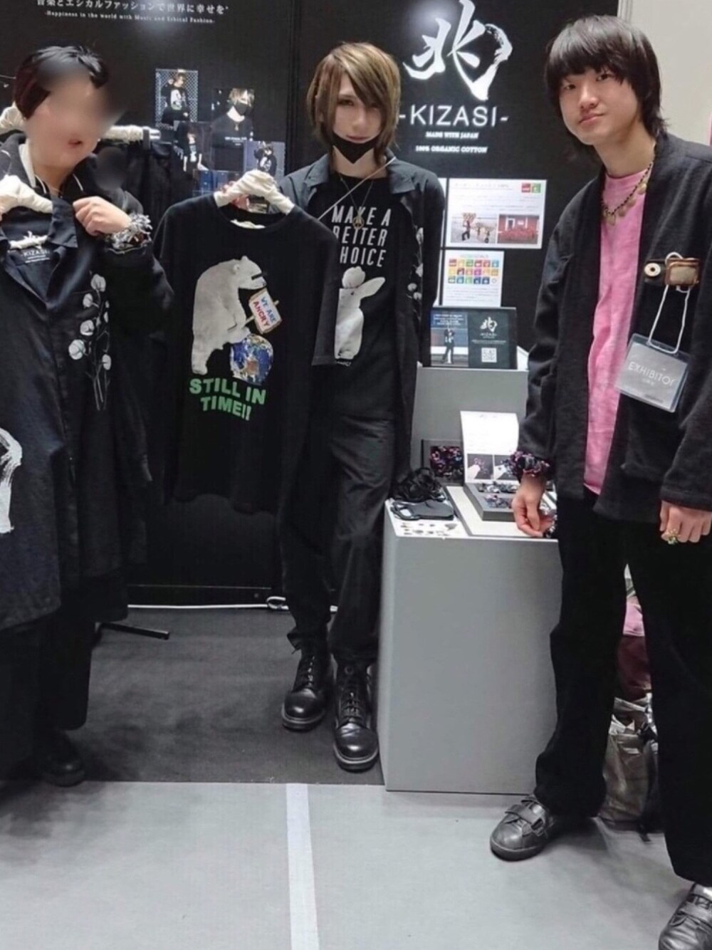 「エシカルファッション、ブラックコーデ、挿し色、ピンク、コーデュロイパンツ、展示会、ROOMS」｜「nest Robe CONFECTの和×ミリタリーな羽織り（カーディガン/ボレロ、ブラック系）」を使った、Ringringさん（メンズ・172cm）の春コーディネートの1枚目の写真