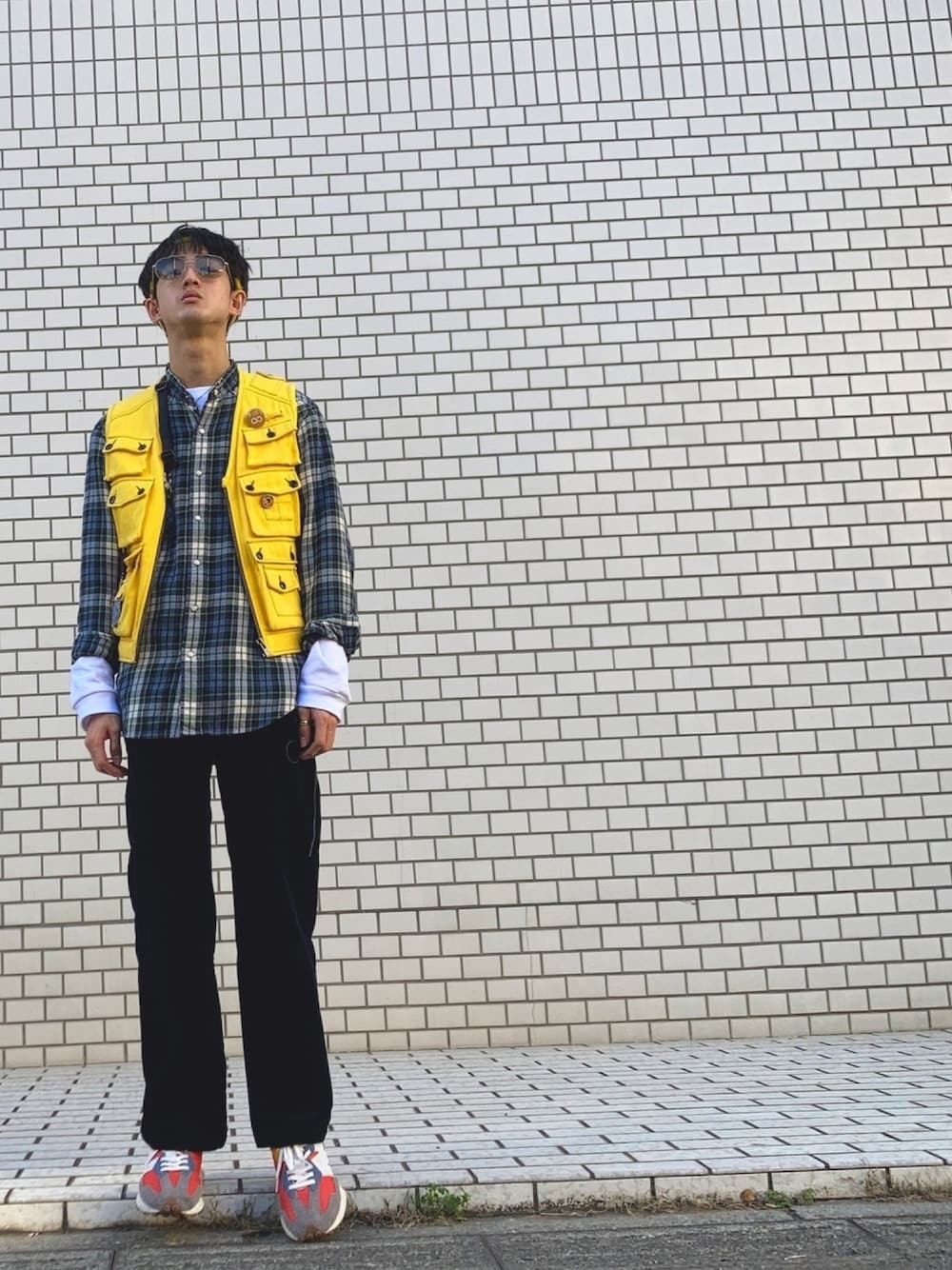 イエロー系のベスト、その他のシャツ/ブラウス、ブルー系のその他パンツを着用したメンズの冬コーディネートの1枚目の写真