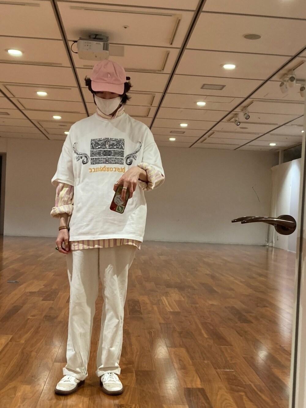 ホワイト系のスニーカー、ホワイト系のTシャツ/カットソー、ホワイト系のその他パンツを着用したメンズの夏コーディネートの1枚目の写真