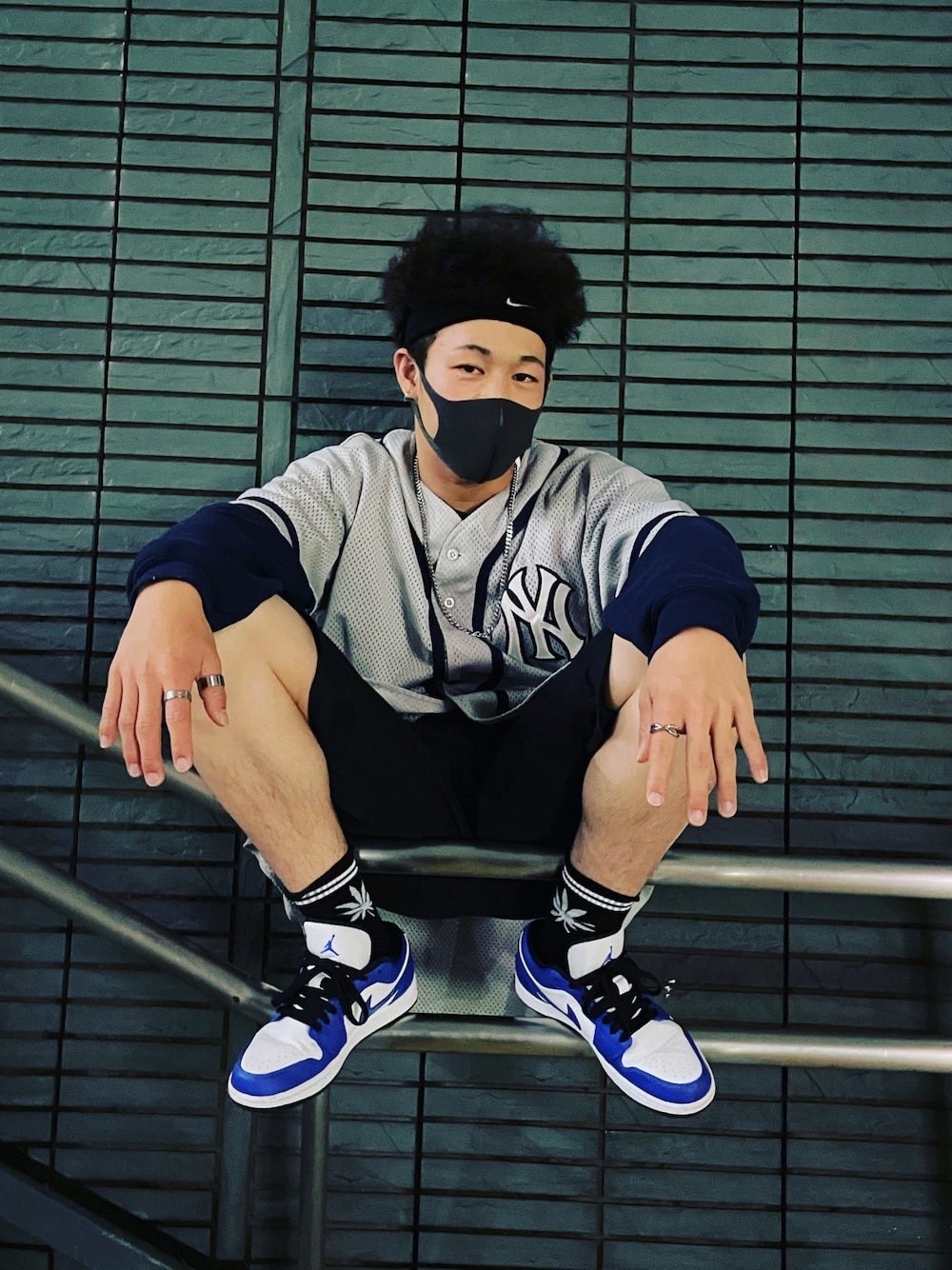 「古着、ストリート、ユニフォーム、ヘアバンド、ハーフパンツ、エアジョーダン」｜「古着のアイテム（その他アウター、グレー系）」を使った、とみーじょんさん（メンズ・175cm）の春コーディネートの1枚目の写真