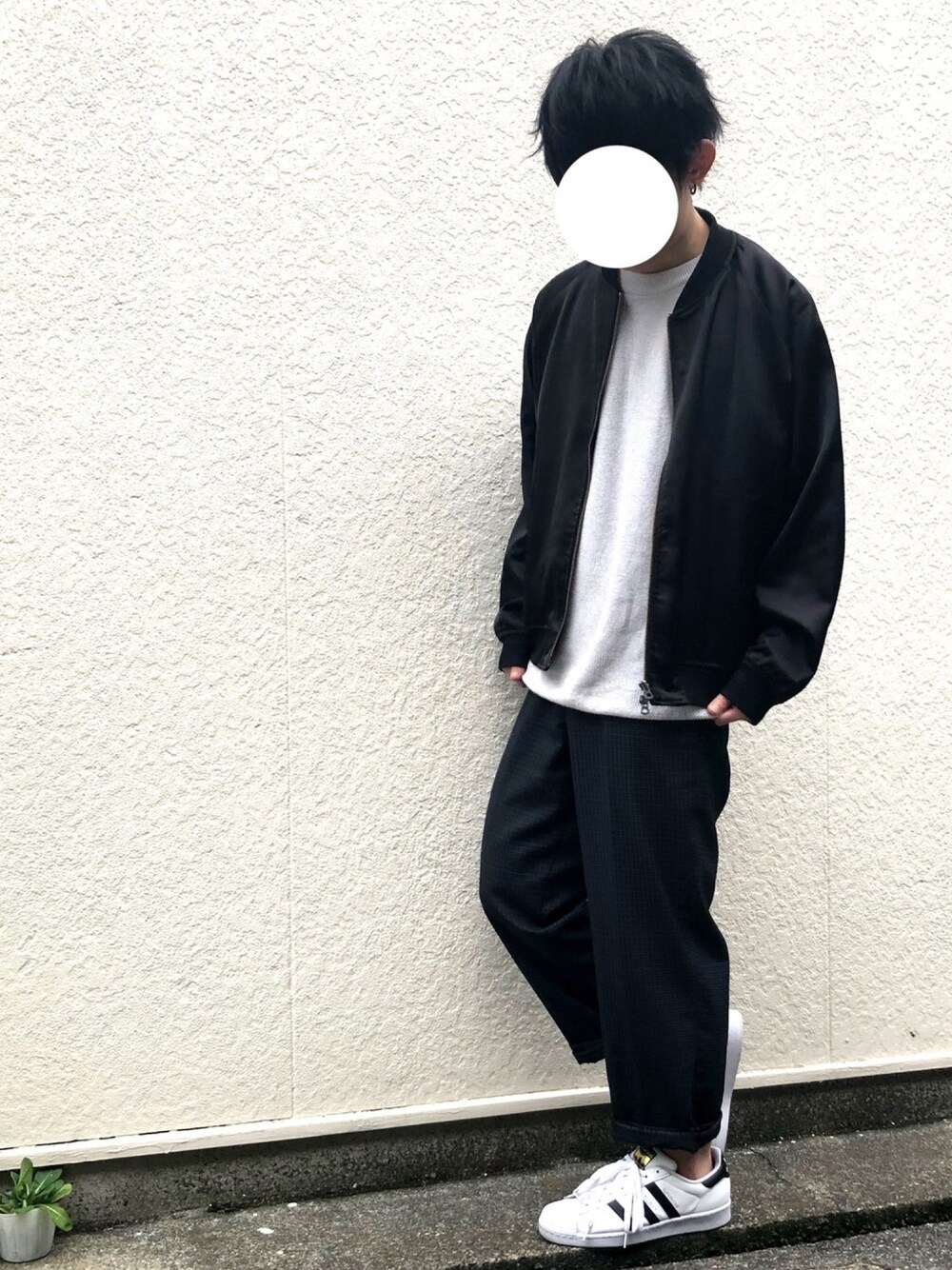 ブラック系のブルゾン、グレー系のニット/セーター、グレー系のその他パンツを着用したメンズの春コーディネートの1枚目の写真