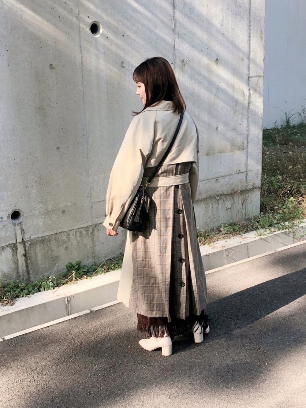 「Ray Cassin、レイカズン(Ray Cassin)、トレンチコート、白ブーツ、GRL、シンプル、Kastane、コート」｜「RAY CASSINの後ろボタントレンチコート（トレンチコート、ベージュ系）」を使った、n+さん（レディース・156cm）の冬コーディネートの1枚目の写真