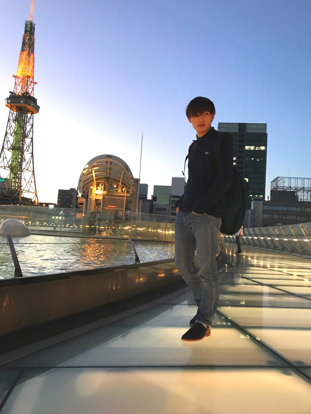 「ラコステ、ネイビー、ポロシャツ、カジュアルコーデ、リュック、デニム」｜「LACOSTEのアイテム（ポロシャツ、ブルー系）」を使った、kandyさん（メンズ・179cm）の夏コーディネートの1枚目の写真