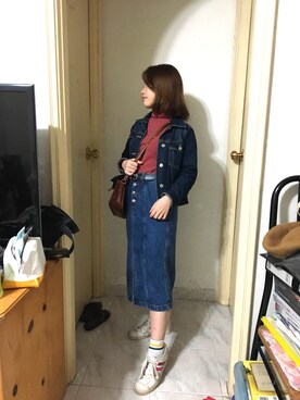 「Bershka（ベルシュカ）のアイテム（デニムスカート、ブルー系）」を使った、Alice Shekさん（レディース）の冬コーディネート