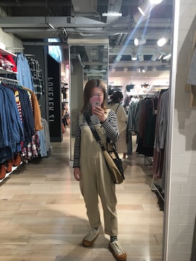 「EXCELSIOR（エクセルシオール）のアイテム（スリッポン、ベージュ系）」を使った、Alice Shekさん（レディース）の冬コーディネート