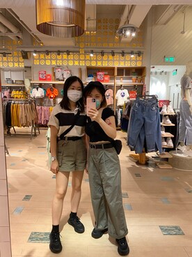 「Hissoのアイテム（カーゴパンツ、グリーン系）」を使った、Alice Shekさん（レディース）の夏コーディネート