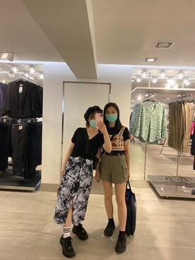 「Hissoのアイテム（その他パンツ、グリーン系）」を使った、Alice Shekさん（レディース）の夏コーディネート