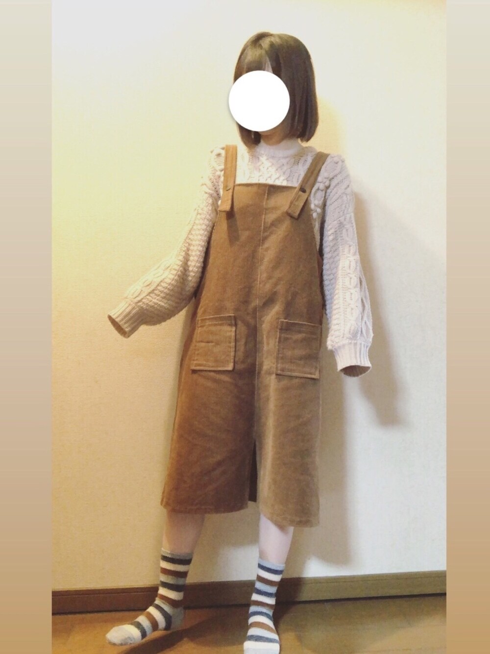 「秋冬コーデ、休日スタイル、冬、ジャンパースカート、OLIVE des OLIVE、Vannie U、tutuanna、ショートヘア、ボブ、低身長」｜「OLIVE des OLIVEの大人気ケーブルニット（ニット/セーター、ピンク系）」を使った、papi さん（レディース・156cm）の冬コーディネートの1枚目の写真