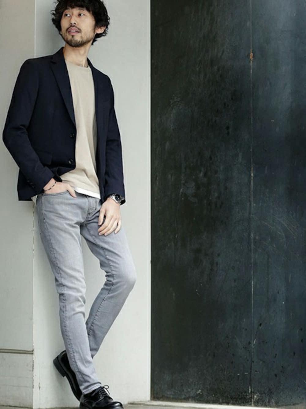 ブルー系のテーラードジャケットを着用したメンズの春コーディネートの1枚目の写真