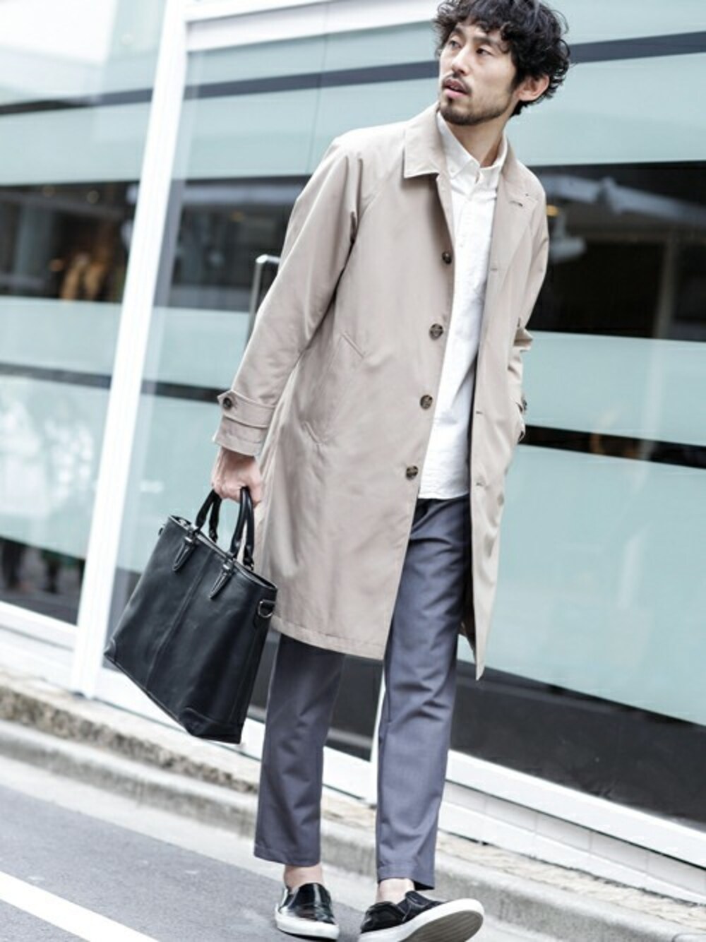 ブラック系のビジネスバッグを着用したメンズの春コーディネートの1枚目の写真