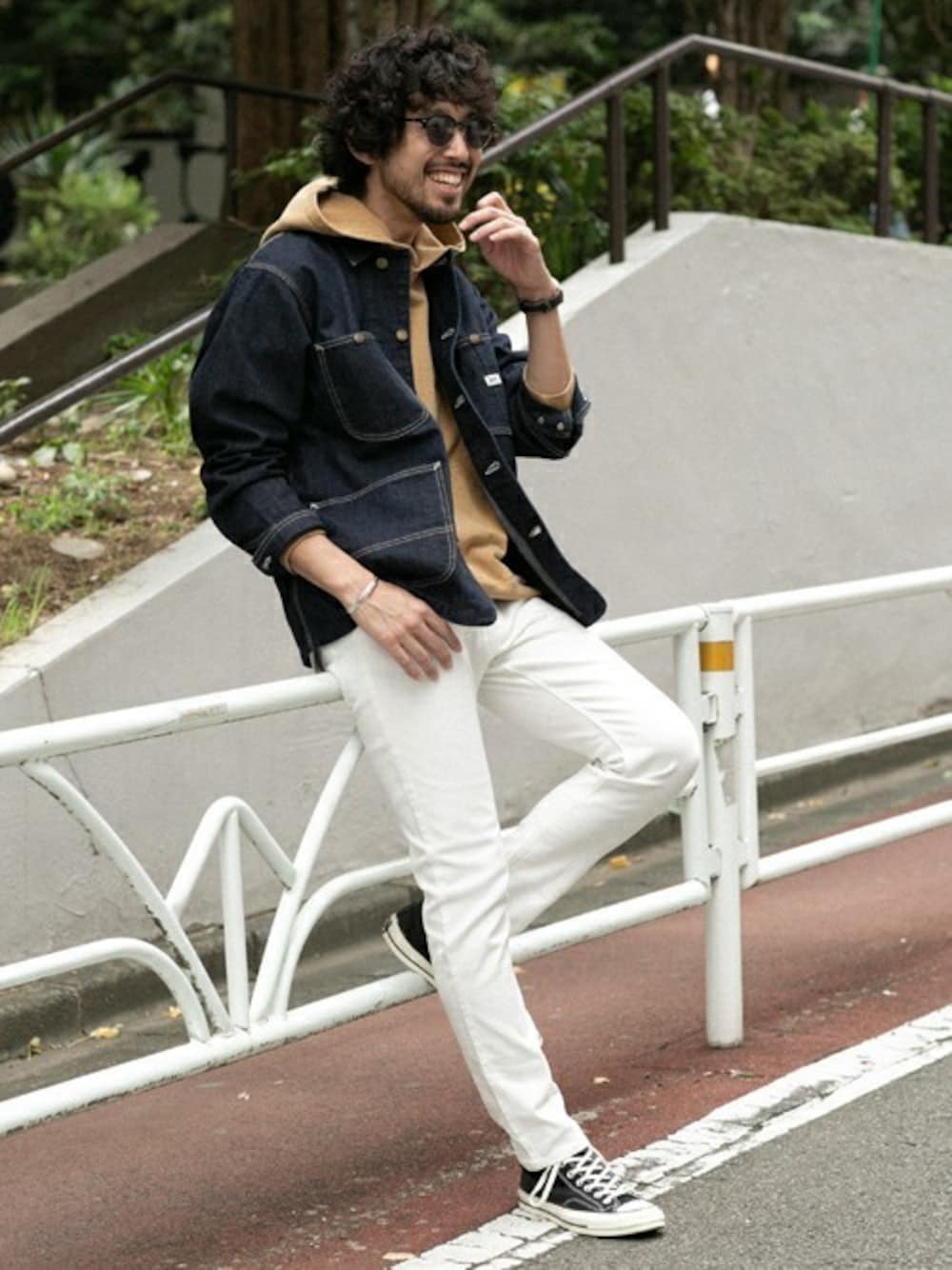 イエロー系のパーカー、ホワイト系のその他パンツ、ブルー系のブルゾンを着用したメンズの秋コーディネートの1枚目の写真