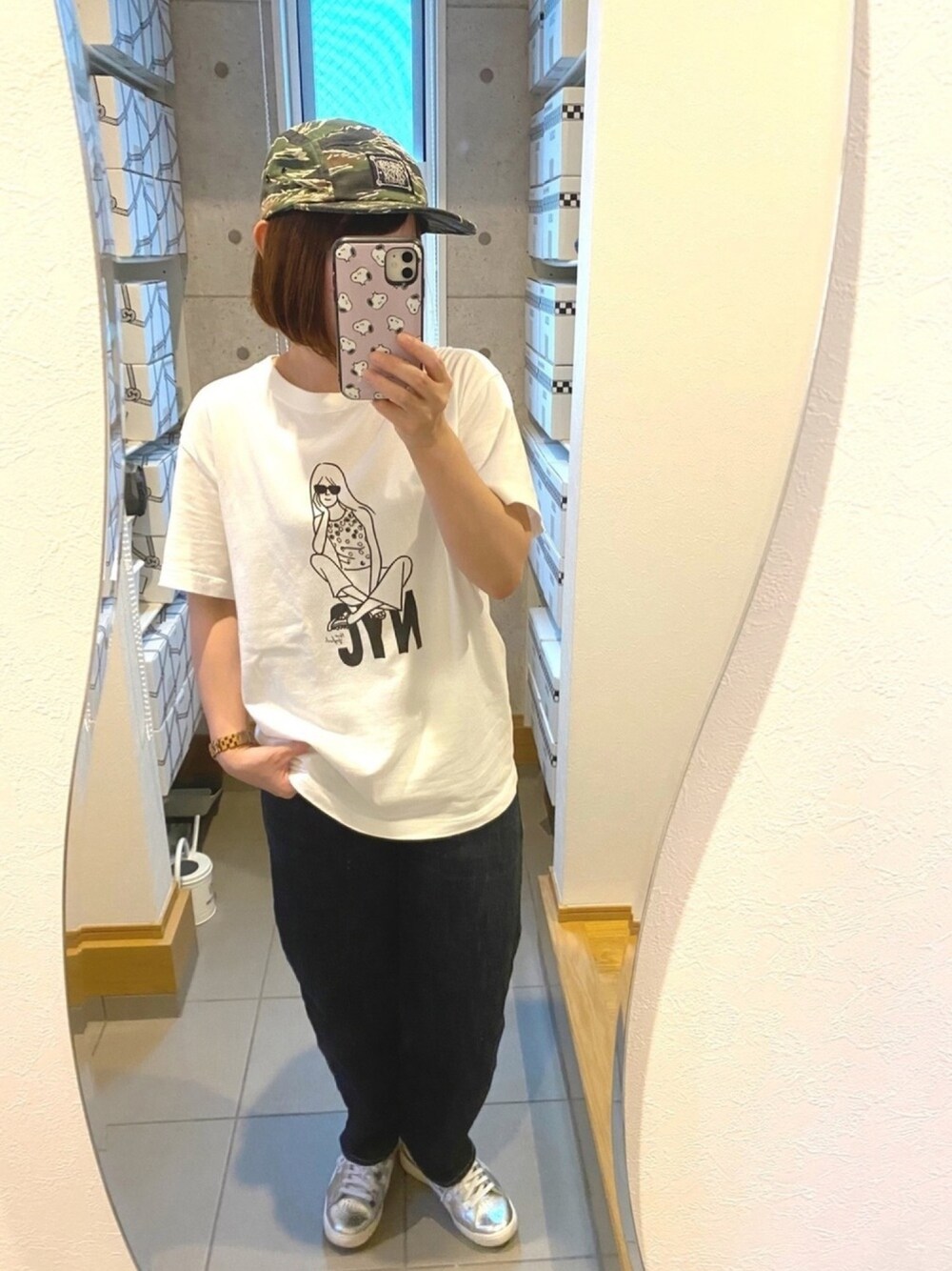 ホワイト系のTシャツ/カットソー、ブルー系のデニムパンツ、シルバー系のスニーカーを着用したレディースの夏コーディネートの1枚目の写真