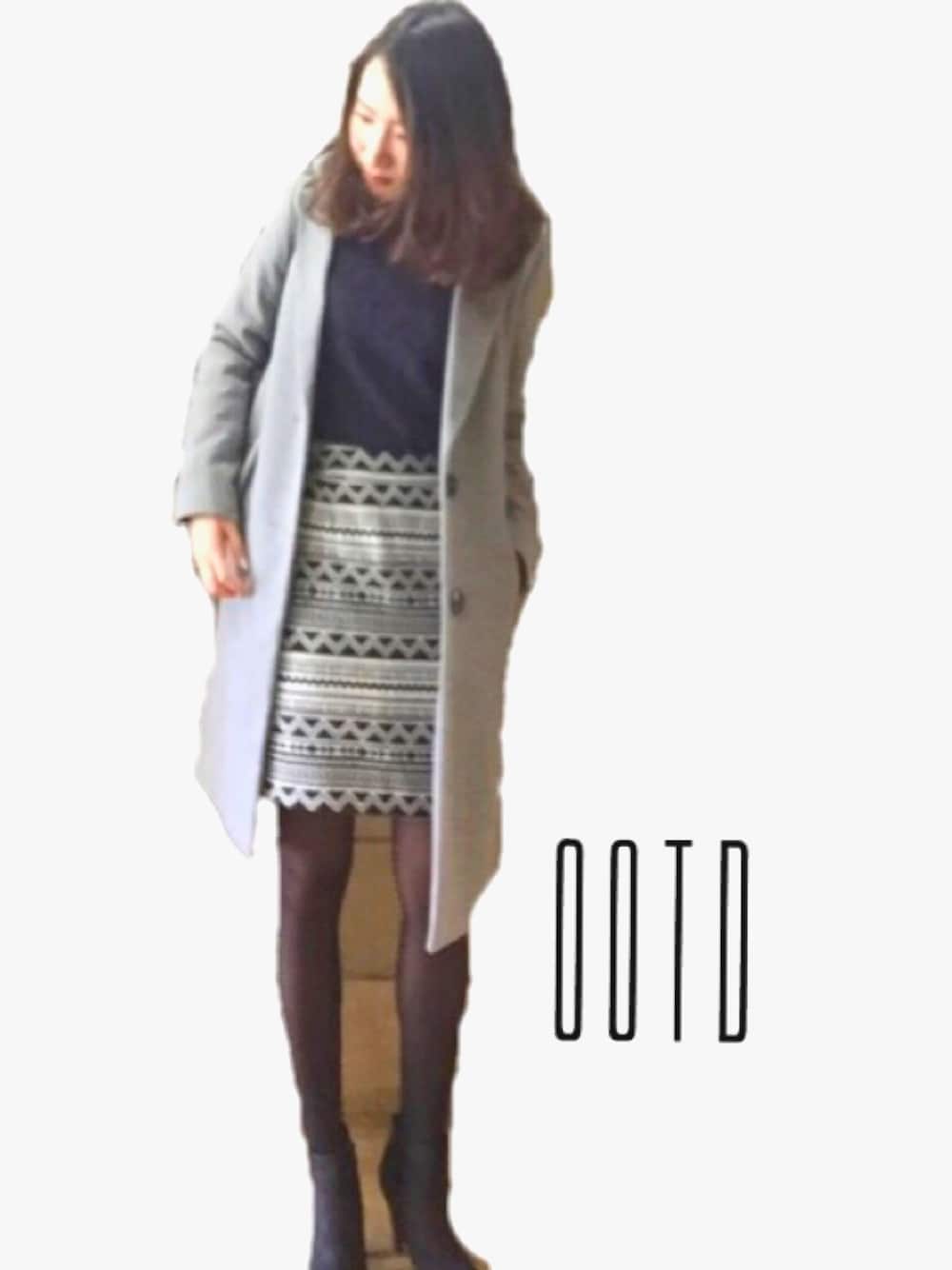 「ootd、大学生、着回しコーデ、幾何学柄、チェスターコート、ブーツ、台形ｽｶｰﾄ、ニット、タイツ、着痩せコーデ」｜「HeatherのTR/PUチェスターコート　707478（チェスターコート、グレー系）」を使った、ゆさん（レディース・155cm）の冬コーディネートの1枚目の写真
