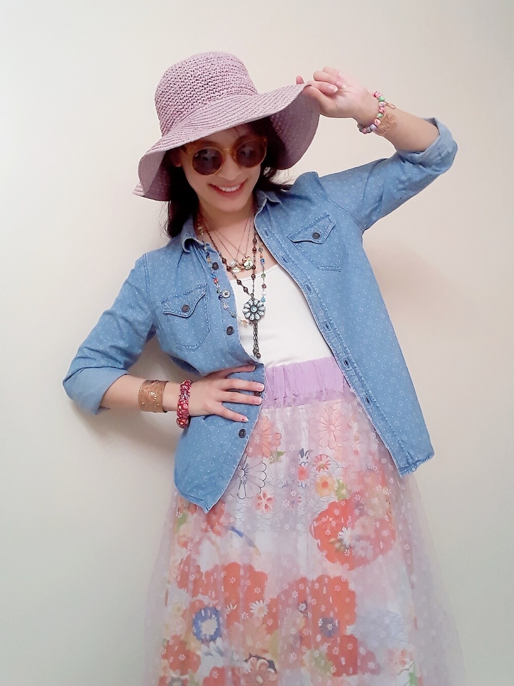 「Flowers、floral、strawhat、boho、bohochic、Cute、complimentary、patterns、thrifted、denimtop」｜「Handmadeのアイテム（ブレスレット、その他）」を使った、Marieさん（レディース・163cm）の冬コーディネートの1枚目の写真