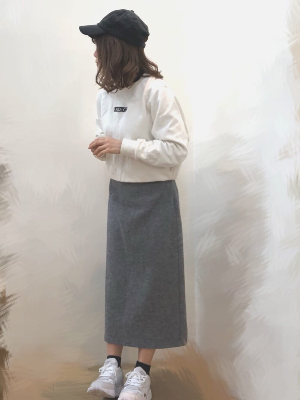 「キャップ、キャップコーデ、スウェット、タイトスカート、スニーカー、スニーカーコーデ、カジュアルコーデ」｜「KANGOLの[KANGOL]Cord Besball/[カンゴール]コーディロイ キャップ（キャップ、グリーン系）」を使った、aさん（レディース・154cm）の冬コーディネートの1枚目の写真