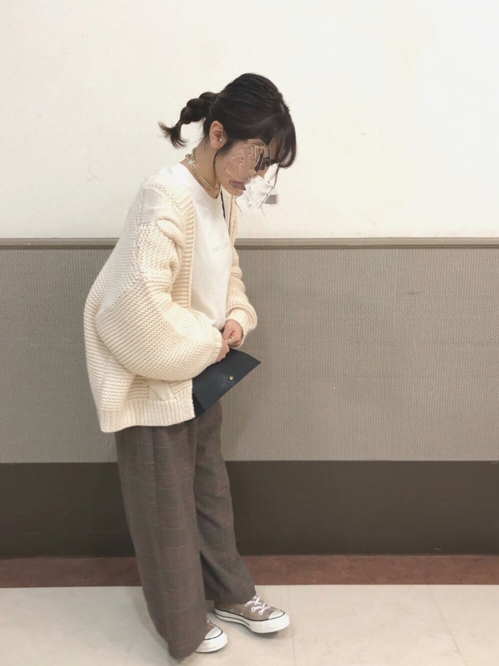 「休日コーデ、ざっくりニット、カーディガン、パンツスタイル、スニーカー、スニーカーコーデ、コンバース、ct70、チーク、みつあみポニテ」｜「studio CLIPの【WEB限定販売】ハンドニットケーブルカーディガン（カーディガン/ボレロ、ベージュ系）」を使った、aさん（レディース・154cm）の冬コーディネートの1枚目の写真