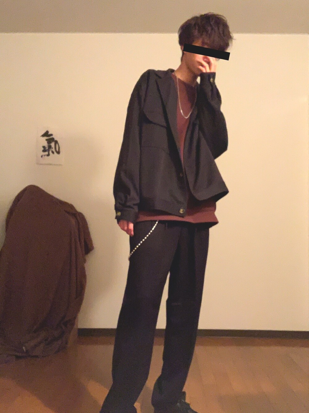 ブラック系のブルゾン、ブラウン系のスウェット、ブラック系のスラックスを着用したメンズの冬コーディネートの1枚目の写真