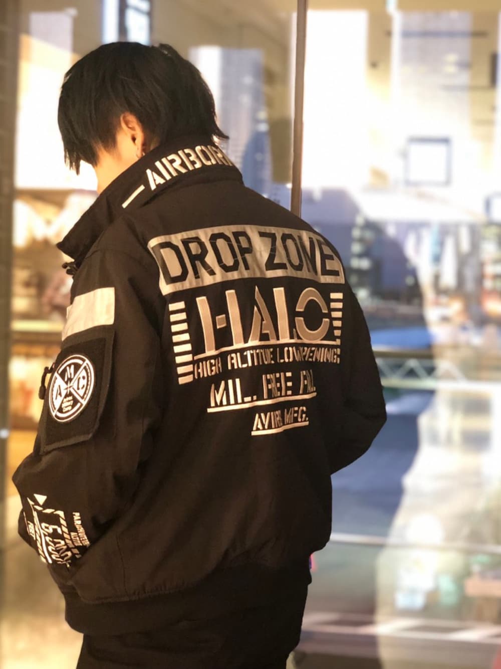 「アメカジ、ブラックコーデ、ストリート、AVIREX、黒、モード、カジュアルコーデ、黒スキニー、おしゃれさんと繋がりたい、スタッフセンバツ」｜「AVIREXのMA-1 モデファイ ハロ/MA-1 MOD HALO【Avirex Military Camp】（MA-1、ブラック系）」を使った、AOIさん（メンズ・171cm）の秋コーディネートの1枚目の写真