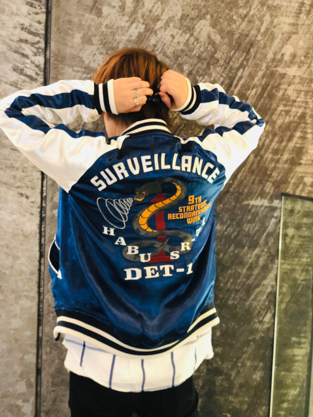 「古着、スカジャン、大人カジュアル、冬、ゆるコーデ、今日のコーデ、秋冬コーデ、お洒落さんとつながりたい、クリスマスコーデ、年末WEAR感謝祭」｜「AVIREXのアイテム（スカジャン、ブルー系）」を使った、AOIさん（メンズ・171cm）の冬コーディネートの1枚目の写真