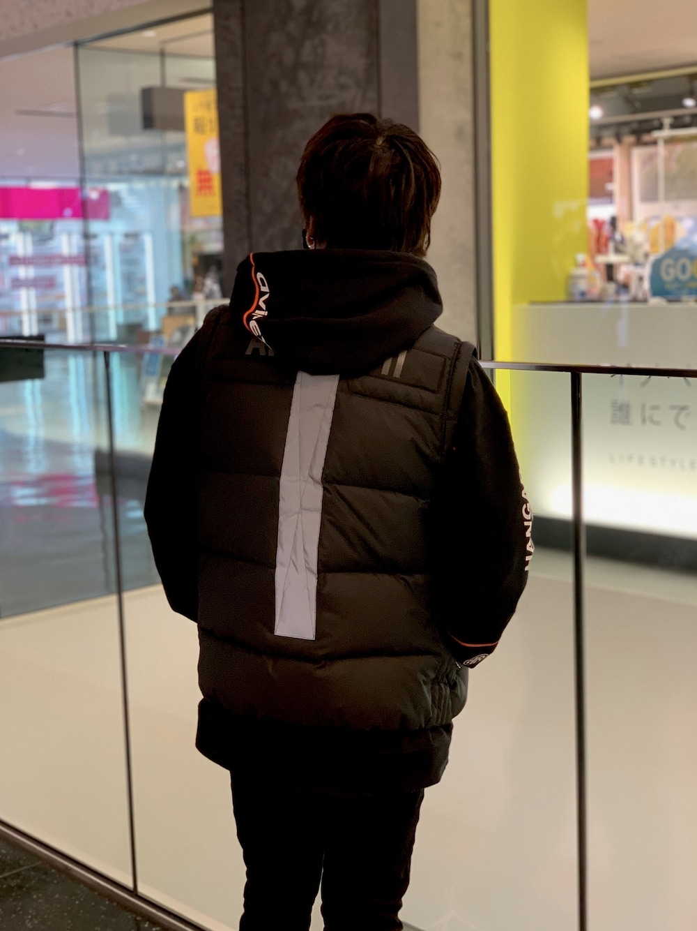「秋のコーデ、おしゃれさんと繋がりたい、シンプル、今日のコーデ、ブラック、オトナカジュアル、いいね、save、フォローお願いします🤑、AVIREX、ファッションの力を信じよう、休日スタイル」｜「AVIREXの4WAY ダウンジャケット ムーンランディング/4WAY DOWN JACKET MOON LANDING（ダウンジャケット/コート、ブラック系）」を使った、AOIさん（メンズ・171cm）の秋コーディネートの1枚目の写真