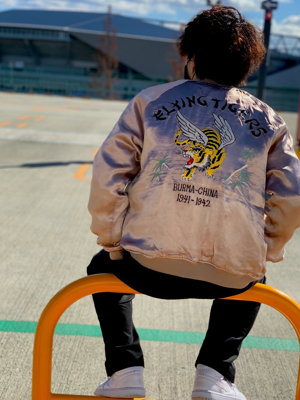 「カジュアル、ストリート、AVIREX、休日スタイル、ラフ、低身長、オトナカジュアル、お洒落さんとつながりたい、年末WEAR感謝祭、ファッションの力を信じよう」｜「AVIREXのソリッドボディー スカジャケット フライングタイガース/ SOLID BODY SUKA JACKET FLYING TIGERS（スカジャン、グレー系）」を使った、AOIさん（メンズ・171cm）の冬コーディネートの1枚目の写真