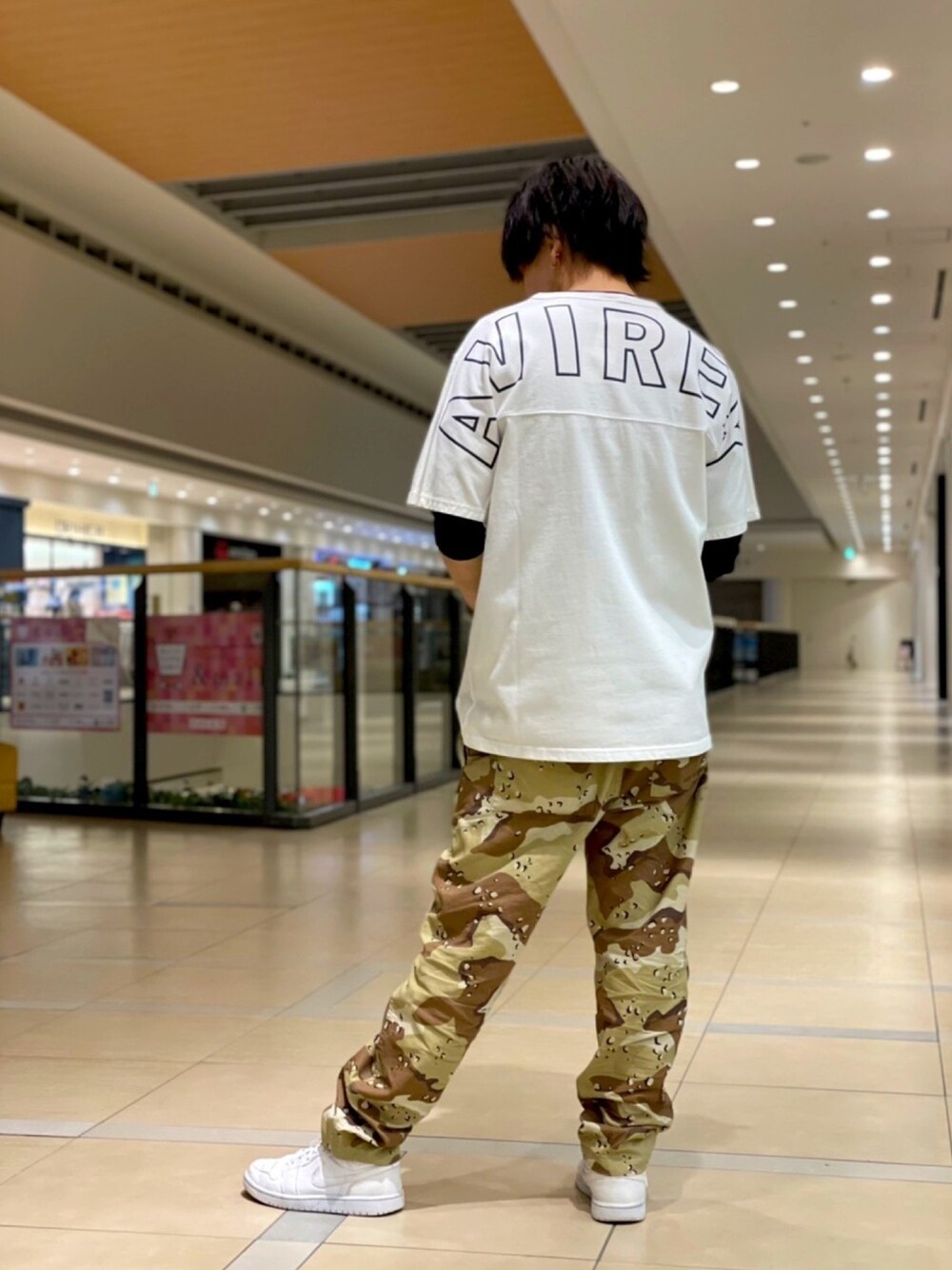 ホワイト系のTシャツ/カットソー、その他のその他パンツ、ブラック系のTシャツ/カットソーを着用したメンズの春コーディネートの1枚目の写真