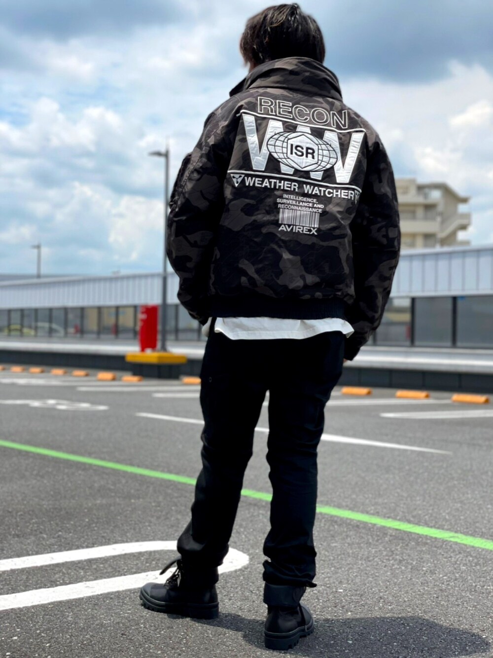 「アウター、ミリタリー、カジュアル、アメカジ、AVIREX、レイヤードスタイル、新作、おしゃれさんと繋がりたい、いいね、save、フォローお願いします🤑、ファッションの力を信じよう」｜「AVIREXの【AVIREX FLYER'S】フライトジャケット ウェザーウォッチャー / FLIGHT JACKET WATHER WATCHER AF / アヴィレックス / AVIREX（ミリタリージャケット、グレー系）」を使った、AOIさん（メンズ・171cm）の夏コーディネートの1枚目の写真