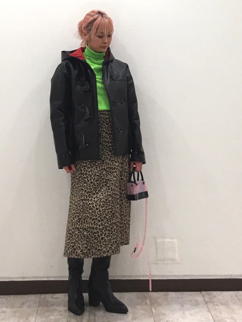 「ロングブーツ、ネオンカラー、ネオングリーン、ダッフルコート、レオパード、レオパードスカート、ミニバッグ」｜「MOUSSYのLEOPARD MAXI SKIRT（スカート、ベージュ系）」を使った、Momoさん（レディース・160cm）の冬コーディネートの1枚目の写真