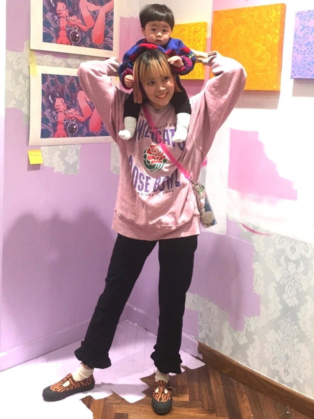 「ママコーデ、ママ＆息子、ママファッション、スウェット、フリルパンツ、パステルカラー、ピンク、ピンクコーデ」｜「Championのアイテム（スウェット、ピンク系）」を使った、Momoさん（レディース・160cm）の冬コーディネートの1枚目の写真