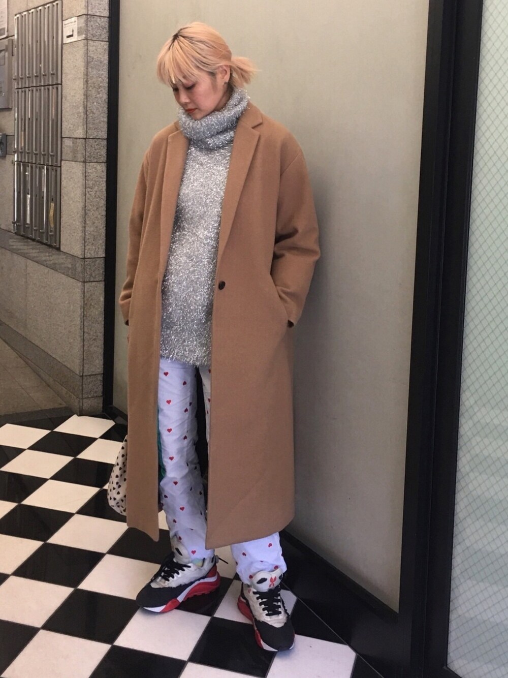 「OPENING CEREMONYのアイテム（チェスターコート、ベージュ系）」を使った、Momoさん（レディース・160cm）の冬コーディネートの1枚目の写真