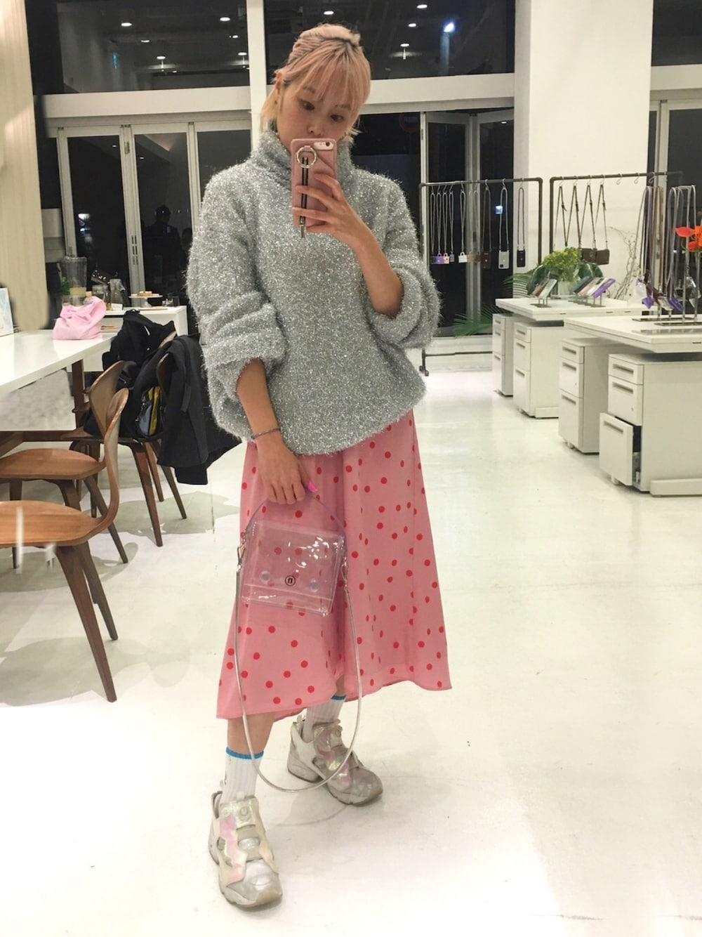 「バレンタイン、サテンスカート、ピンク、スニーカーコーデ、スニーカー×靴下、ニット、シルバー、クリアバッグ、スカート」｜「irojikakeのアイテム（ニット/セーター、シルバー系）」を使った、Momoさん（レディース・160cm）の冬コーディネートの1枚目の写真