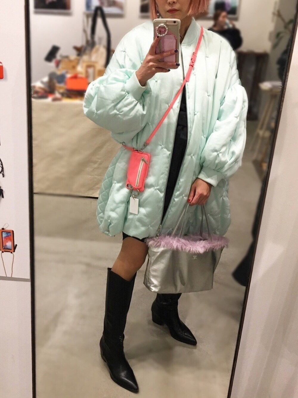 「ロングブーツ、スマホケース、パステルカラー、パステルコーデ」｜「G.V.G.V.のアイテム（ジャケット/アウター、グリーン系）」を使った、Momoさん（レディース・160cm）の冬コーディネートの1枚目の写真
