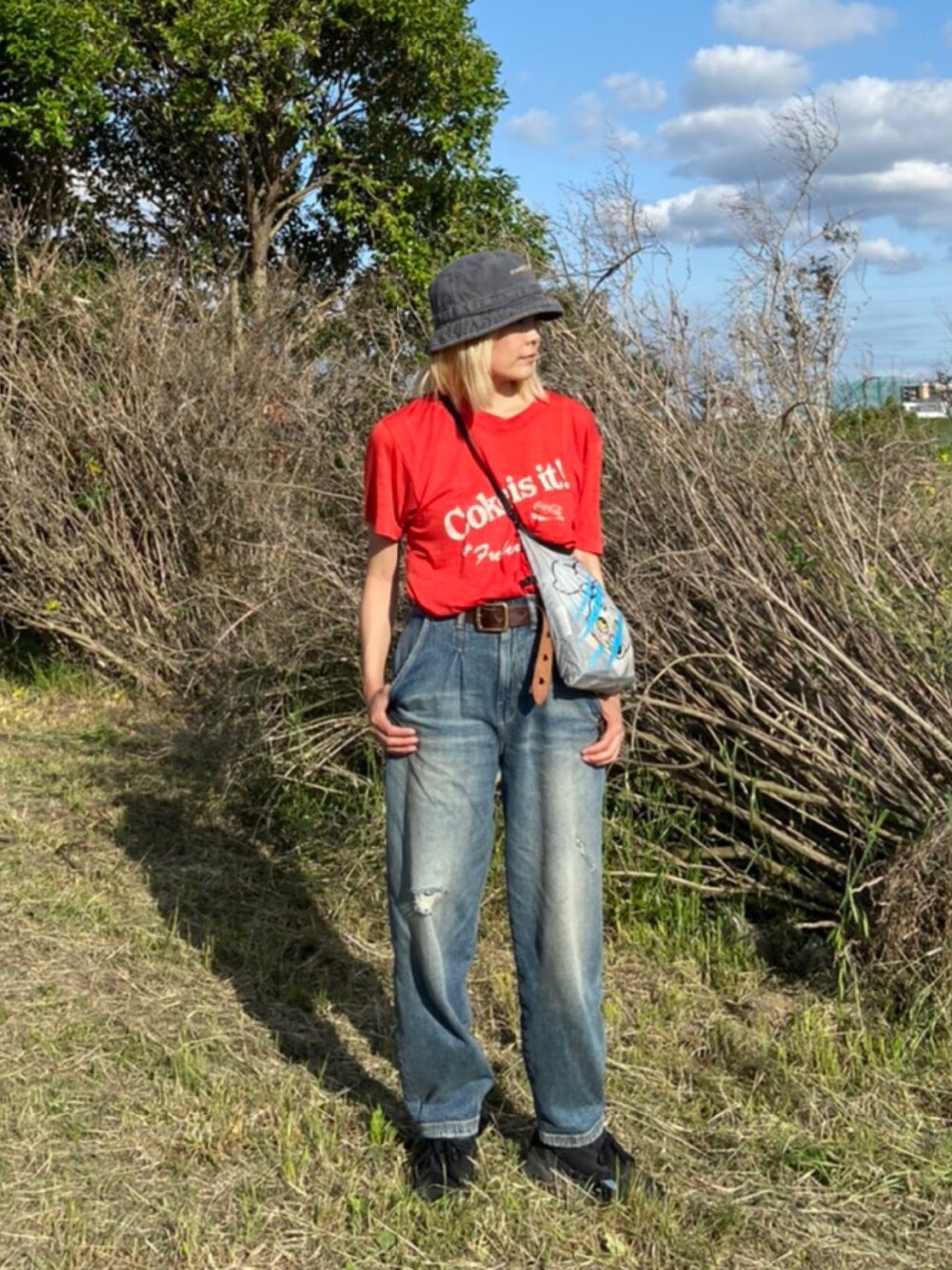 「ZARAのアイテム（デニムパンツ、ブルー系）」を使った、Momoさん（レディース・160cm）の春コーディネートの1枚目の写真