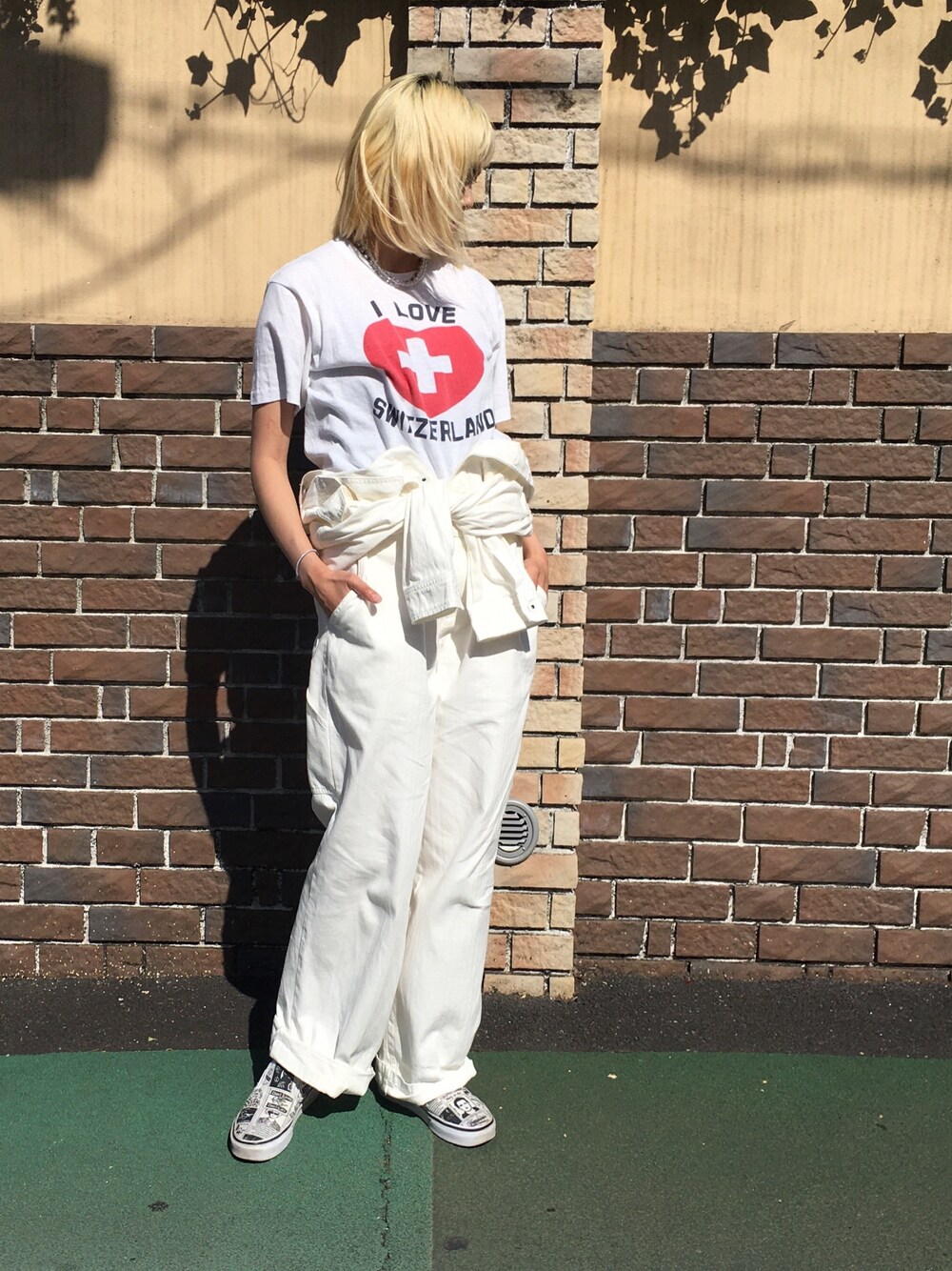 「VINTAGEのアイテム（オールインワン・サロペット、ホワイト系）」を使った、Momoさん（レディース・160cm）の春コーディネートの1枚目の写真