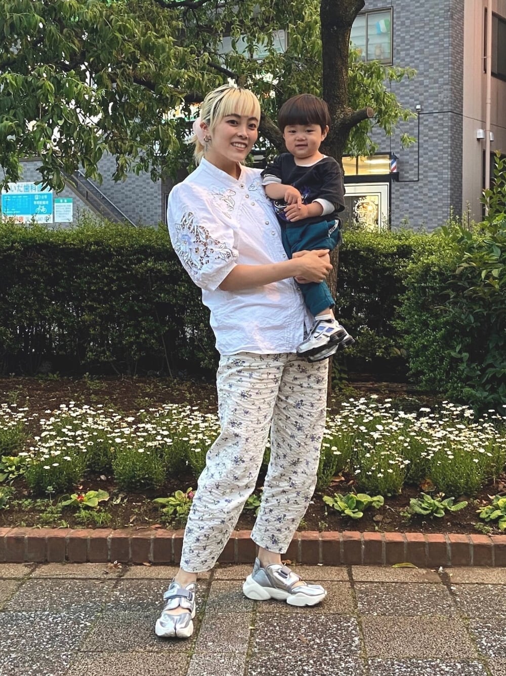 「ママコーデ、ママ＆息子、花柄パンツ、コットンフラワーブラウス」｜「ZARAのアイテム（パンツ、ホワイト系）」を使った、Momoさん（レディース・160cm）の春コーディネートの1枚目の写真