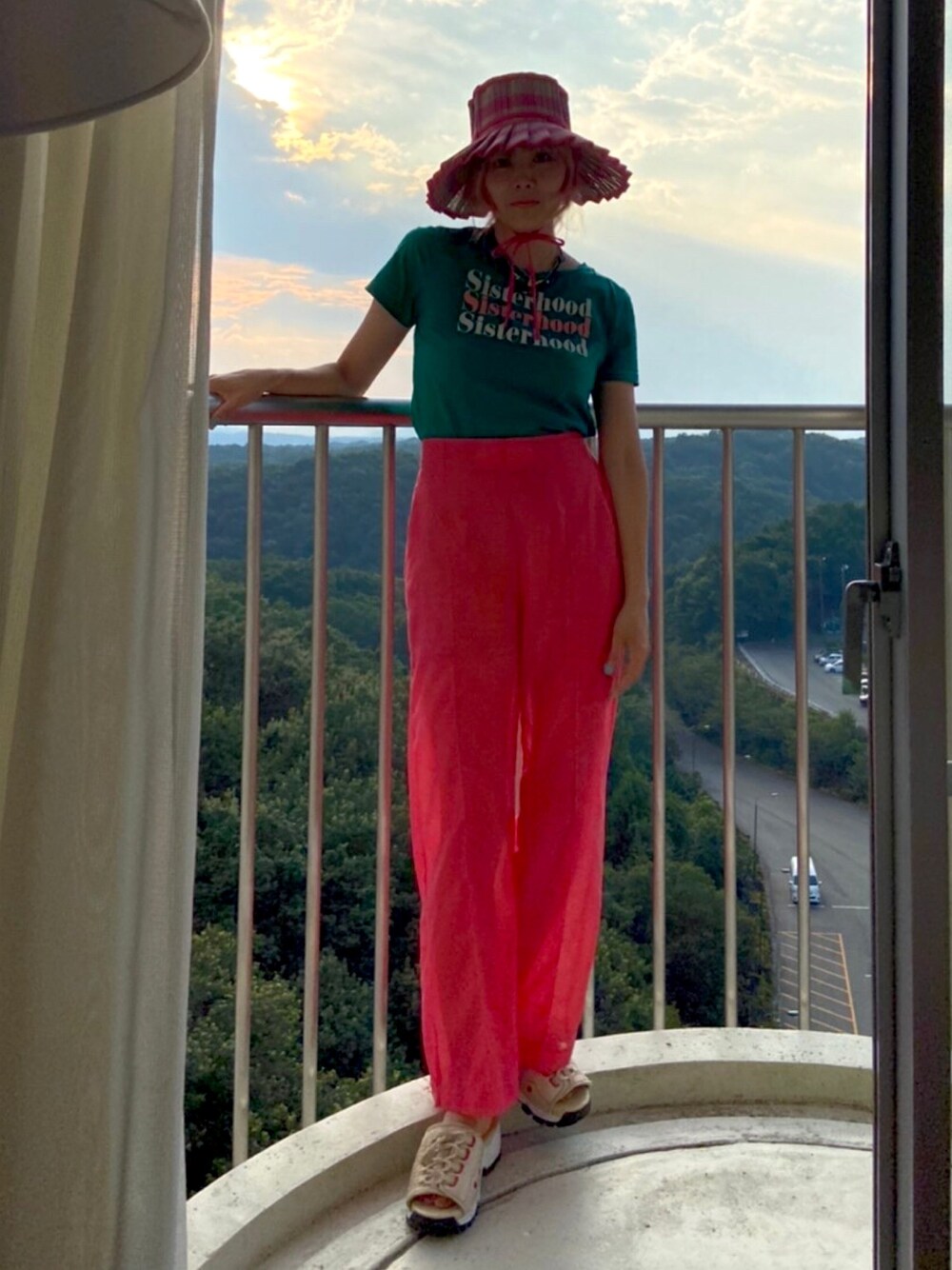 「楽チンコーデ、夏コーデ、ママコーデ、ママファッション、カラーパンツ、シアーパンツ、カラーコーデ」｜「Lorna Murrayのアイテム（ハット、ピンク系）」を使った、Momoさん（レディース・160cm）の夏コーディネートの1枚目の写真