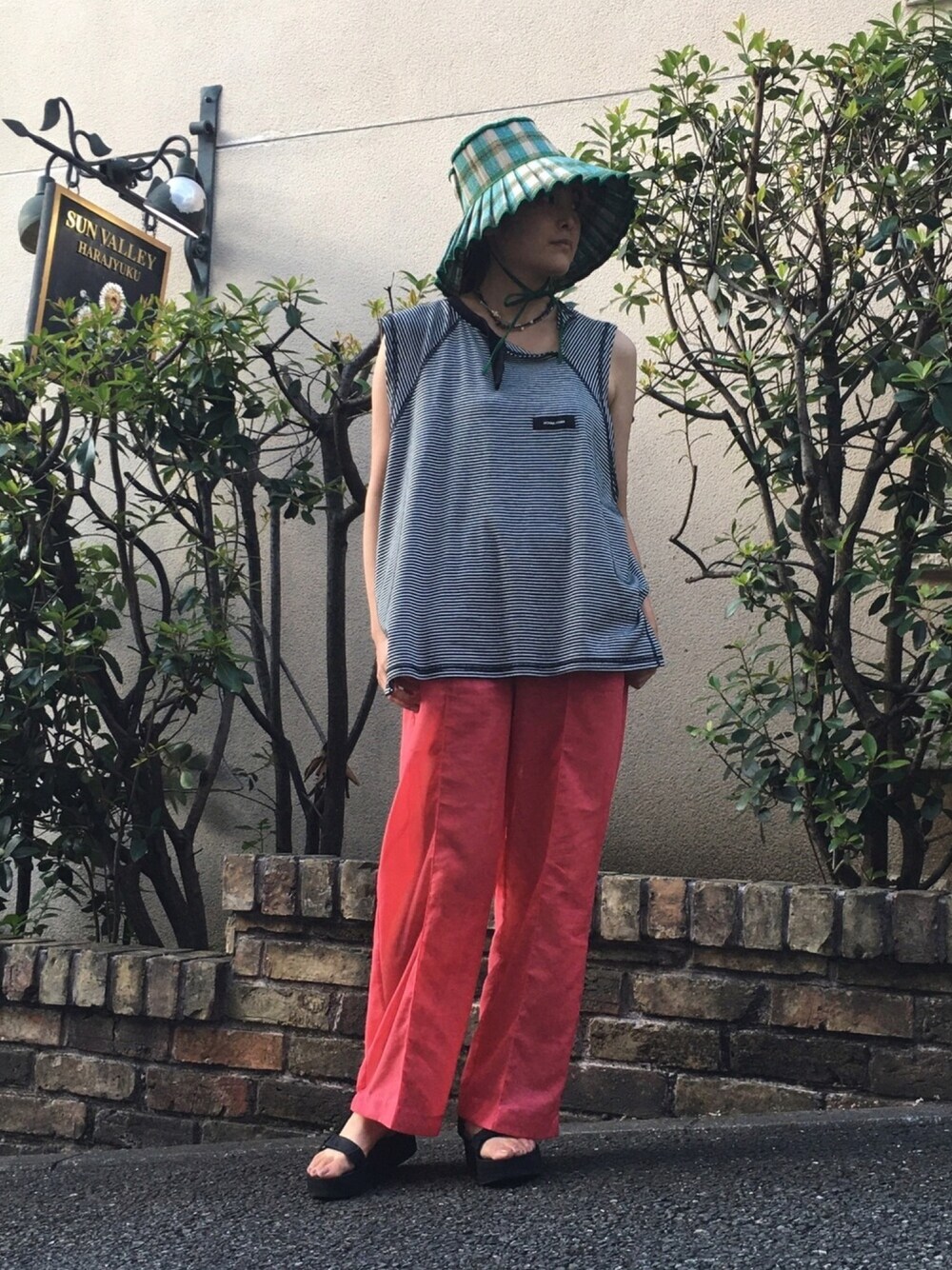 「カラーパンツ、シアーパンツ、ハット、ボーダートップス、夏コーデ、オトナカジュアル、lornamurray、SYU.HOMME/FEMM、Adam et Rope'、ストリート」｜「ADAM ET ROPE'の【WEB限定】シアーパンツ（その他パンツ、ピンク系）」を使った、Momoさん（レディース・160cm）の夏コーディネートの1枚目の写真