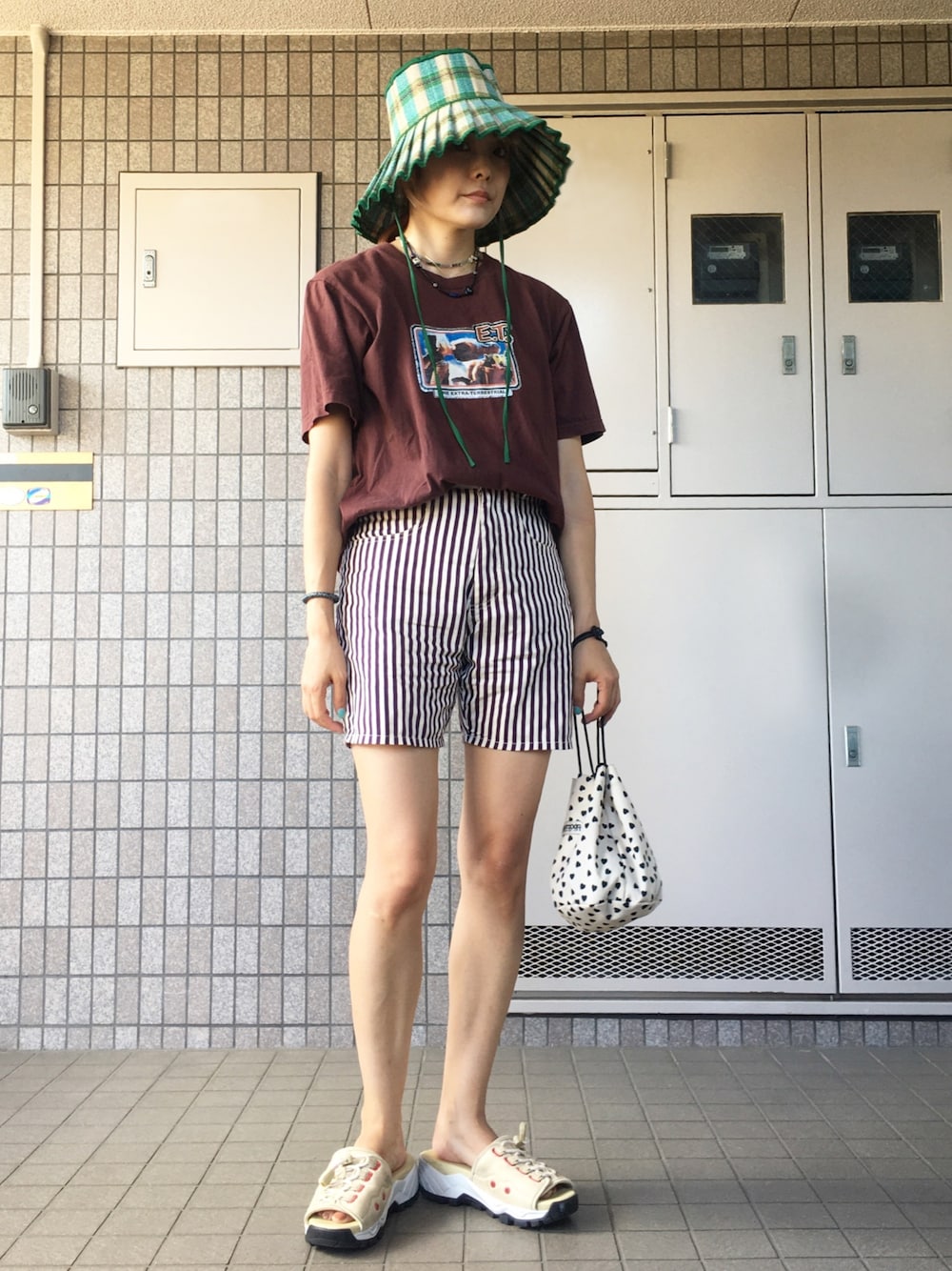 「E.T.、公園、ラフコーデ、休日スタイル、ママコーデ、ママファッション、キャラクターT、ハーフパンツ、ストライプ、vintage」｜「Lorna Murrayのアイテム（ハット、グリーン系）」を使った、Momoさん（レディース・160cm）の夏コーディネートの1枚目の写真