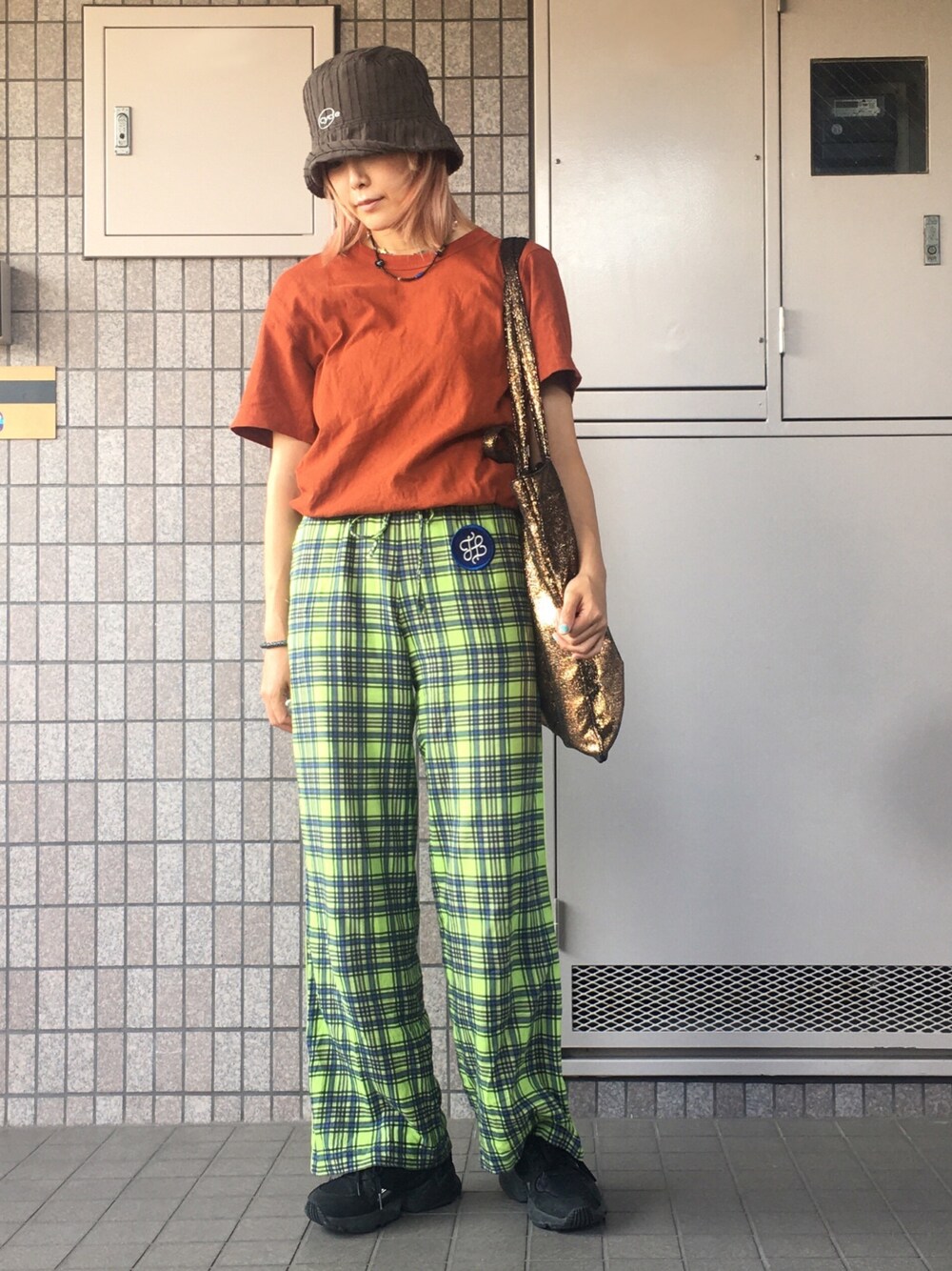 「カジュアル、ラクチンコーデ、チェックパンツ、Tシャツ、ママコーデ、ママファッション、バケットハット、カラーコーデ」｜「tiitのアイテム（パンツ、グリーン系）」を使った、Momoさん（レディース・160cm）の秋コーディネートの1枚目の写真