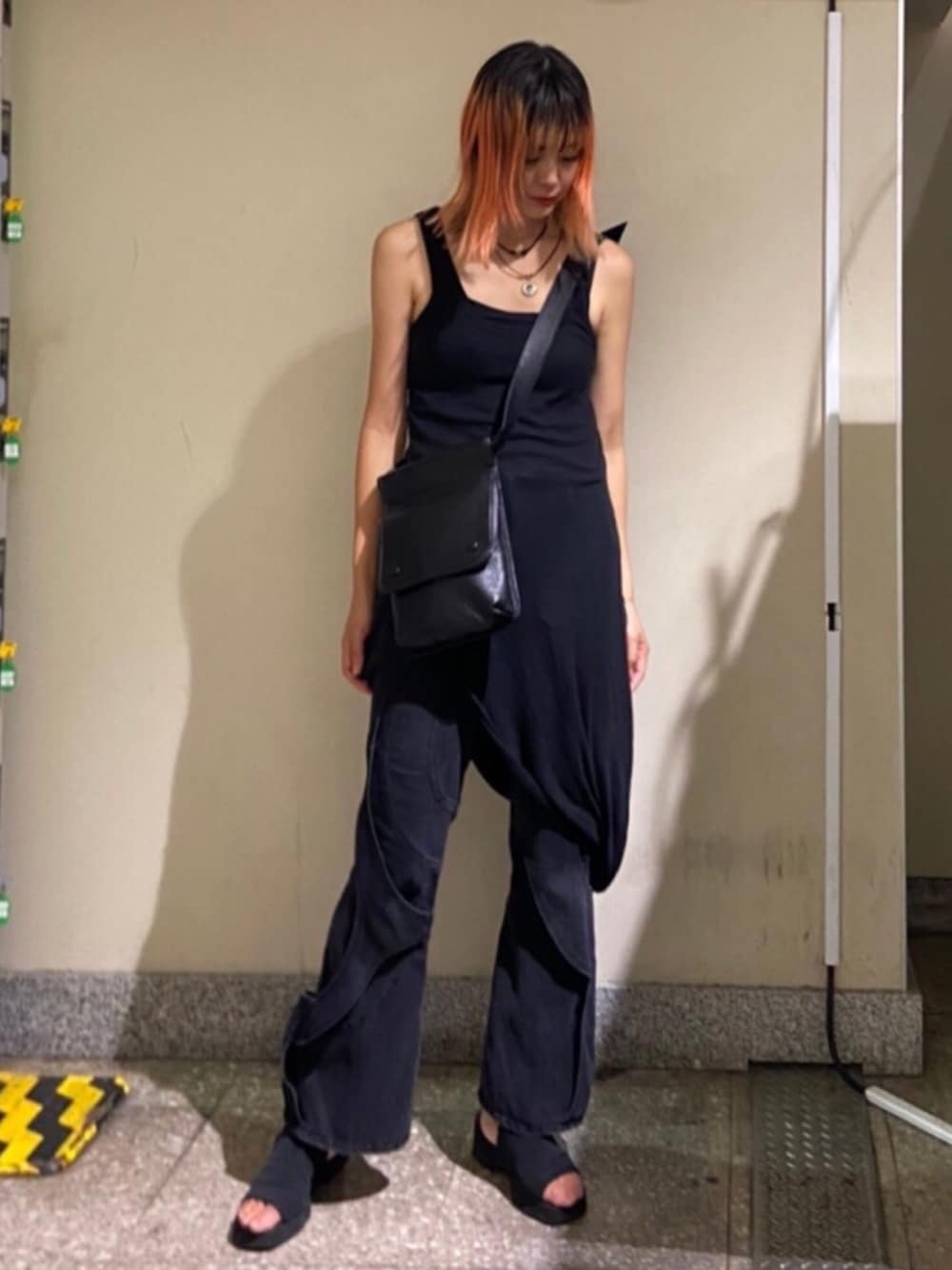 「オトナカジュアル、リラックススタイル、ママコーデ、ママファッション、オールブラック、ブラックコーデ、ノースリーブ」｜「Maison Margielaのアイテム（ワンピース、ブラック系）」を使った、Momoさん（レディース・160cm）の秋コーディネートの1枚目の写真