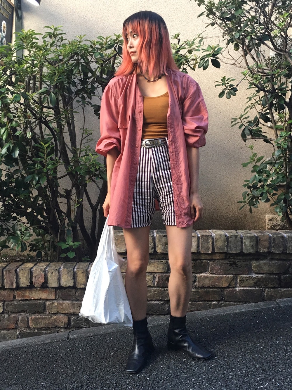 「ブーツ、シャツスタイル、シャツ、シアーシャツ、ハーフパンツ、秋のコーデ、ママコーデ、ママファッション」｜「Peco Clubのアイテム（パンツ、その他）」を使った、Momoさん（レディース・160cm）の秋コーディネートの1枚目の写真